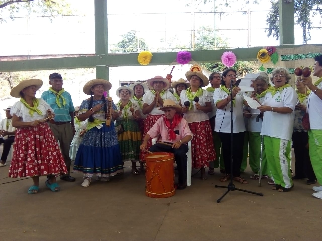 Grupo de Rajaleñas del grupo del Centro Vida.